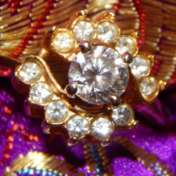 Size 7 ~ Captivating Sparkle Cubic Zirconia Ring - Picture 9 of 13